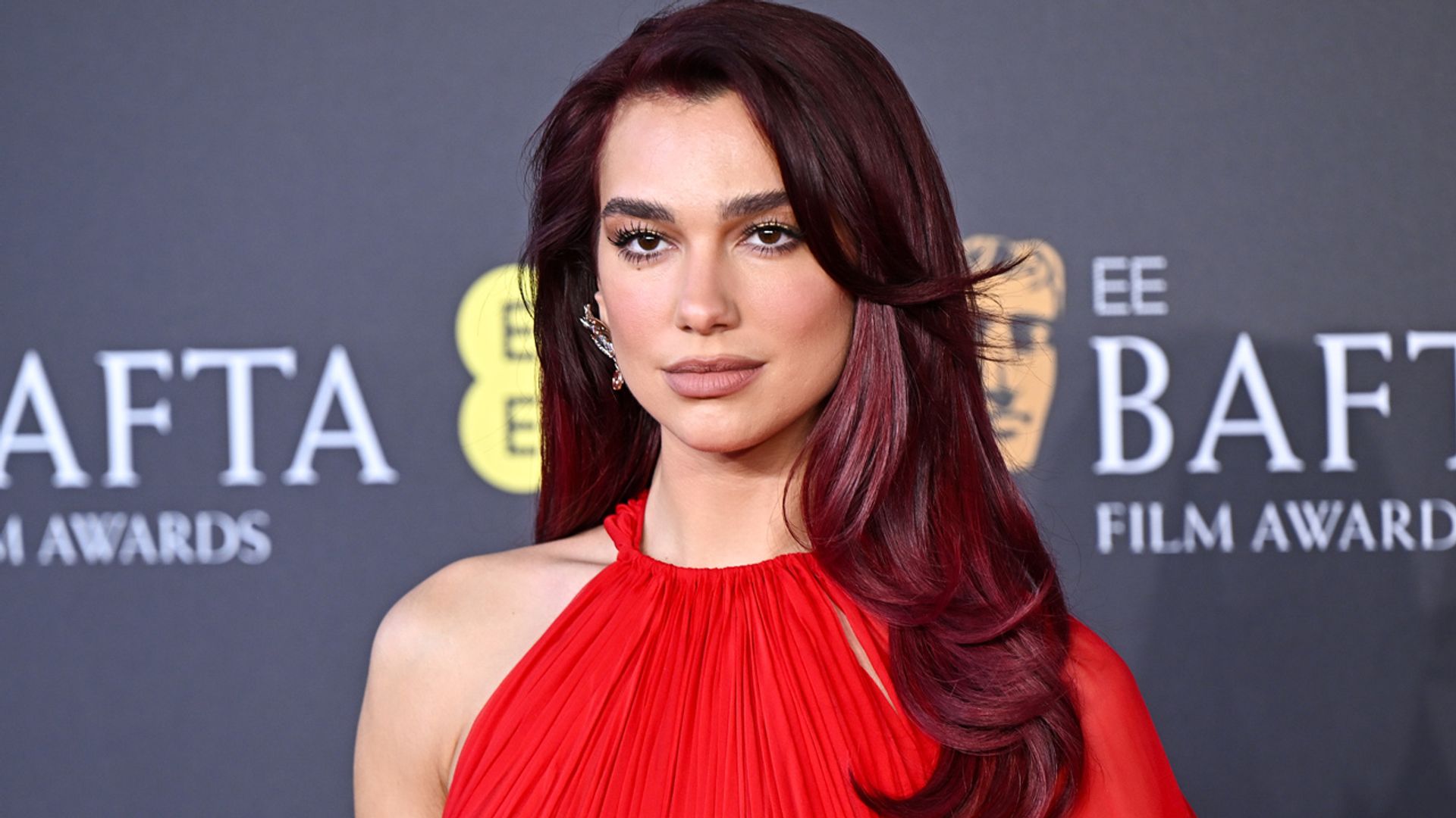 Dua Lipa triunfa en los Premios BAFTA con la tendencia clave de la primavera: todo al rojo