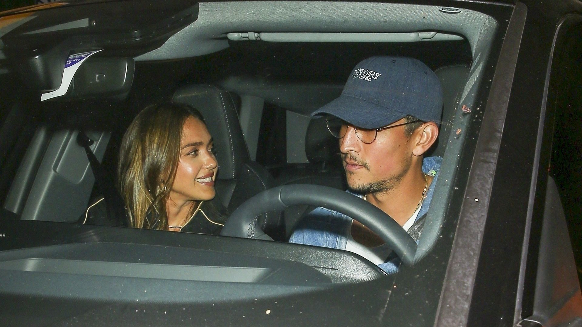 Jessica Alba y el romántico beso con Danny Ramírez que confirma su nuevo romance