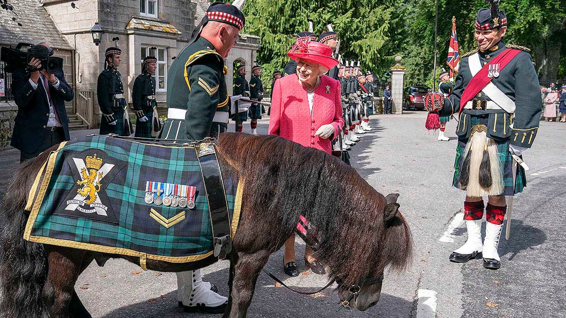 Isabel II se reencuentra con un viejo conocido ecuestre en su recepción de Balmoral