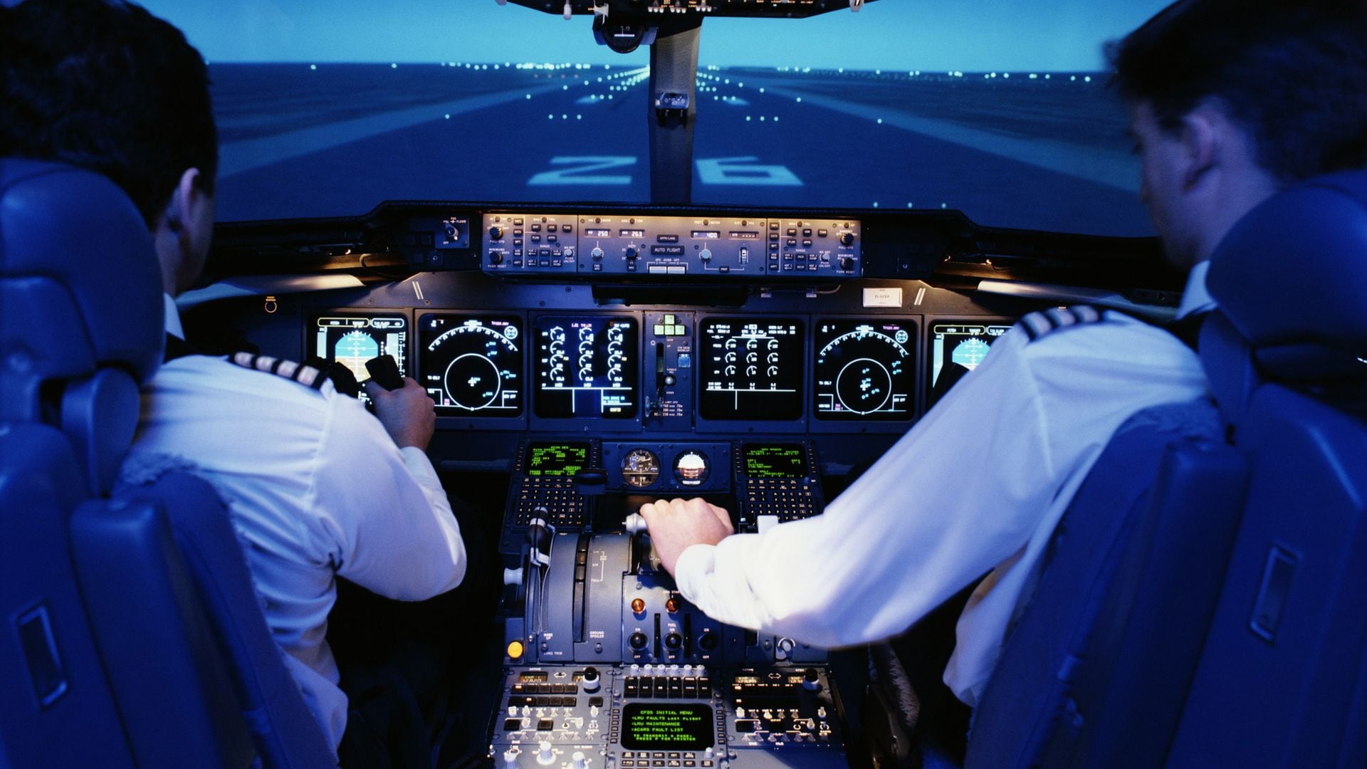 Piloto y copiloto en la cabina del avión 