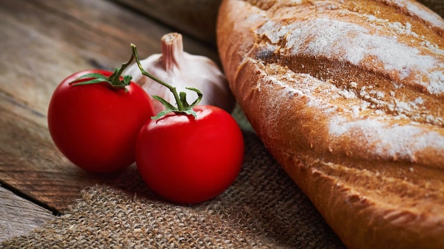 Tomate, ajo, pan