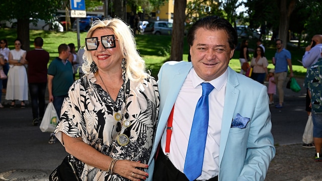 Plano medio de Vicente Ruiz 'El Soro' con su mujer llegando a una corrida de toros en San Fernando