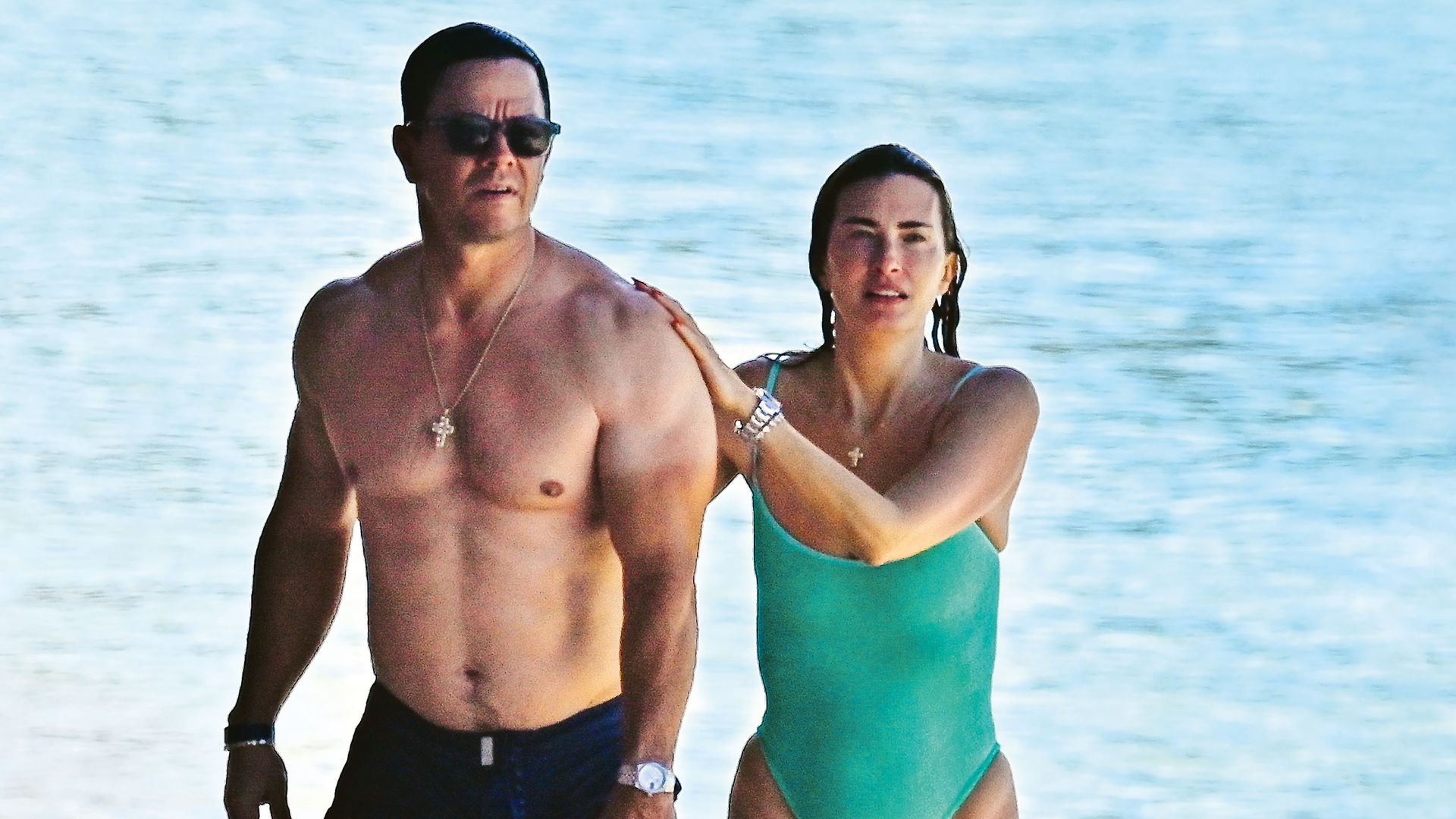 El impresionante posado familiar de Mark Wahlberg: las fotos que demuestran por qué son el clan más 'fit' de Hollywood
