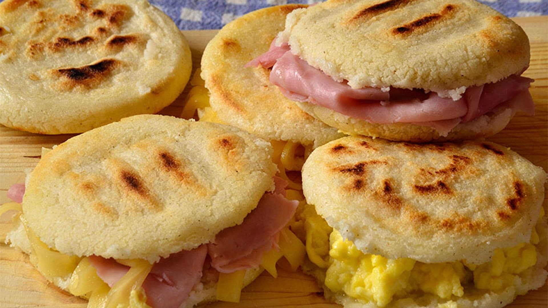 Arepas rellenas de revuelto de huevos, jamón y queso