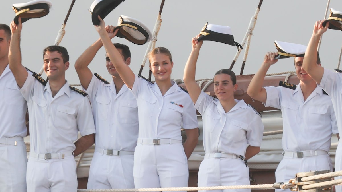 La princesa Leonor regresa a Elcano: las imágenes de una ceremonia naval en alta mar marcada por los reencuentros