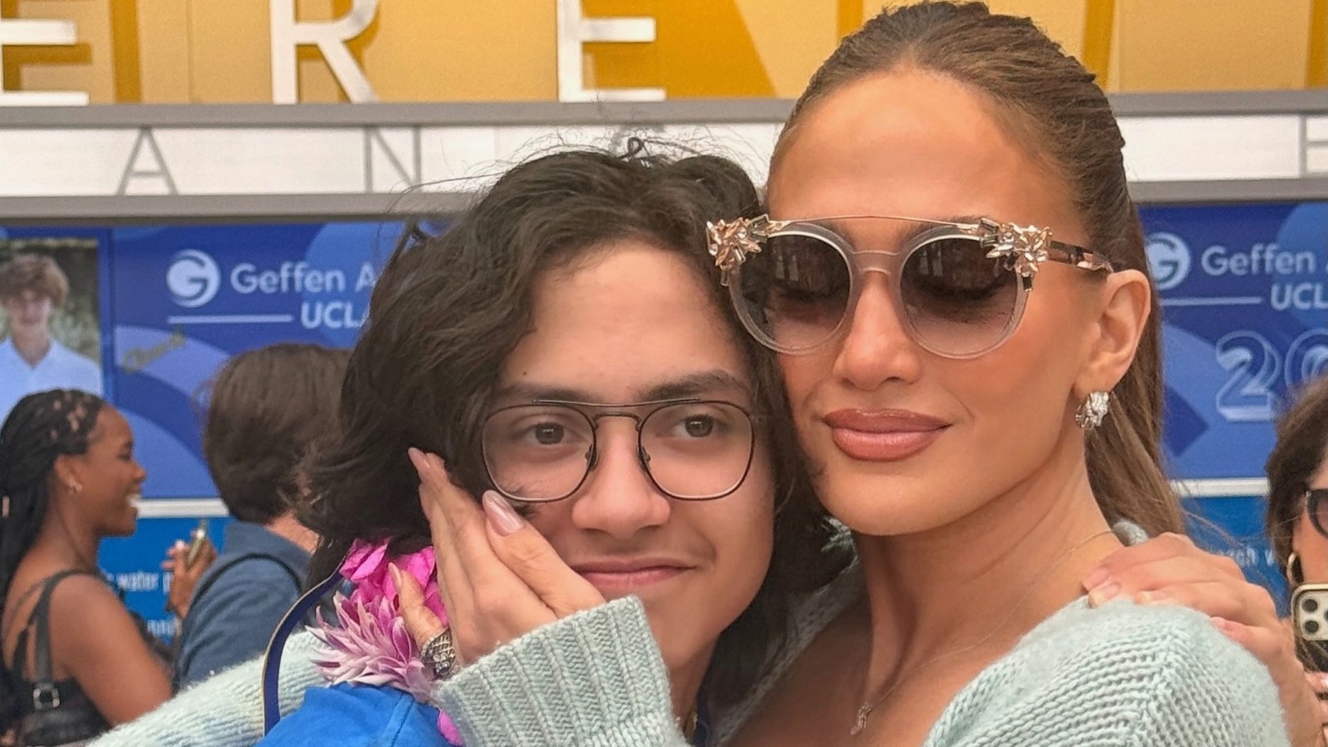 Jennifer Lopez compartió esta linda foto de al graduación de su hijos Max Muñiz.