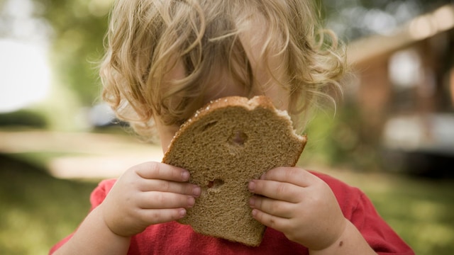 Niño se tapa la cara con pan de molde