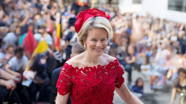 La historia del tocado que la reina de Bélgica ha llevado con el peinado de invitada perfecto