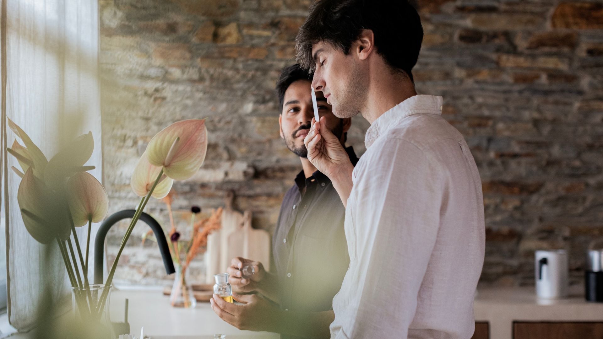 Los fundadores de Eleven People probando aromas