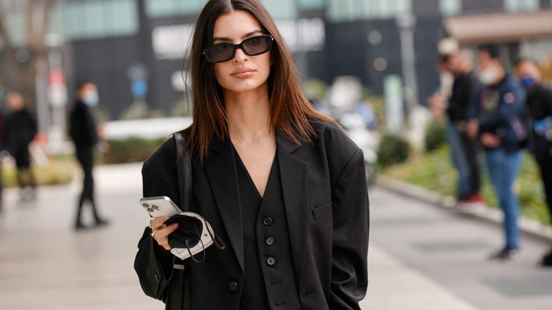 El traje de Emily Ratajkowski es tan cómodo como un vestido y funciona con tacón o zapato plano