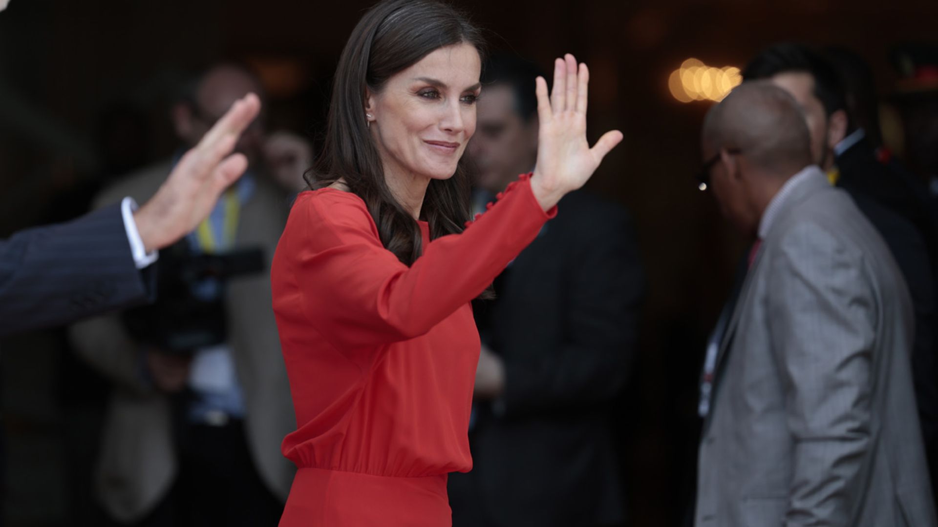 La Reina se despide de Angola con un vestido 'rojo Letizia' de Massimo Dutti
