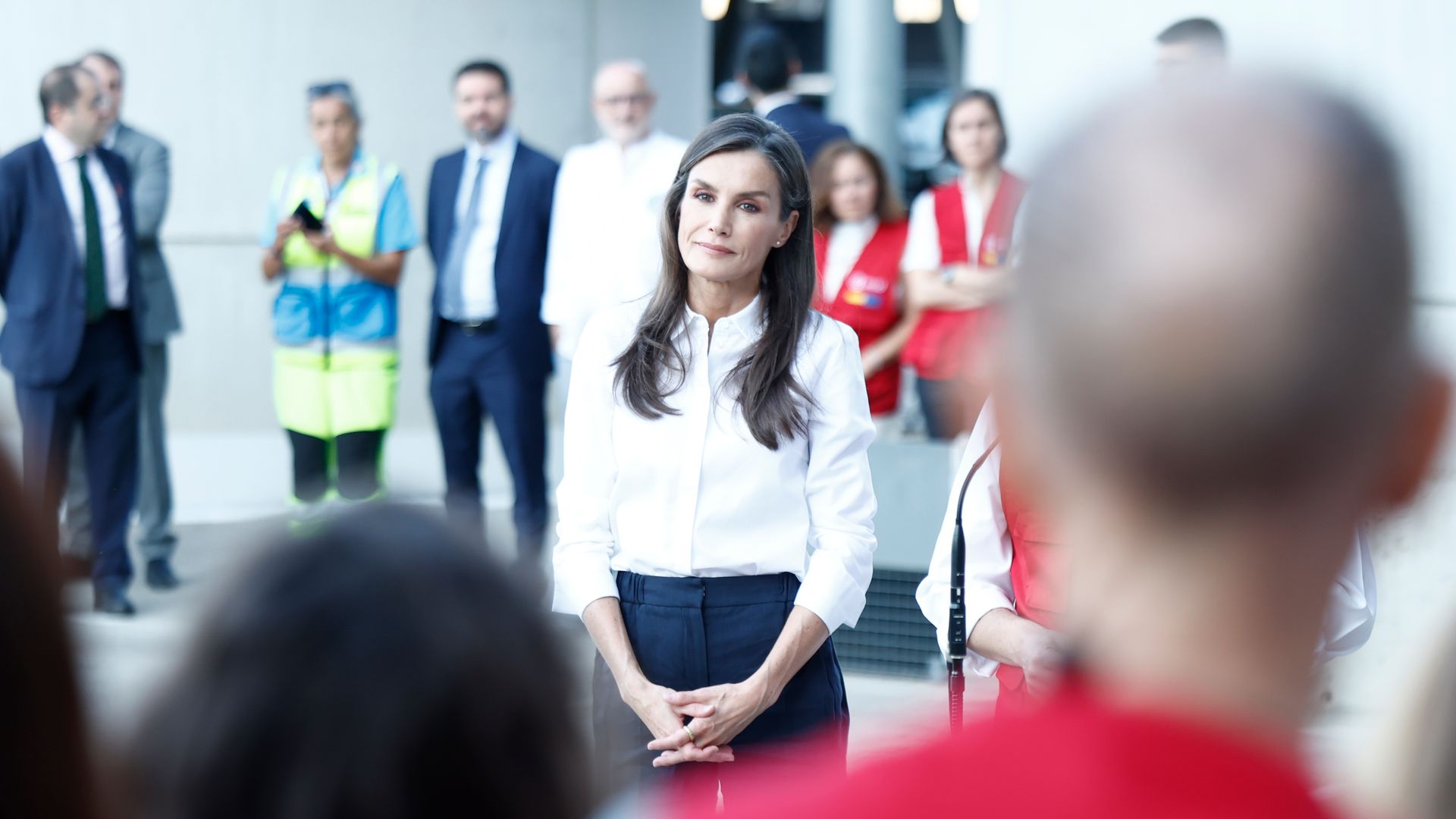La reina Letizia despide al equipo de emergencias que viaja a Venezuela, en el aeropuerto de Barajas, el 1 de julio de 2026