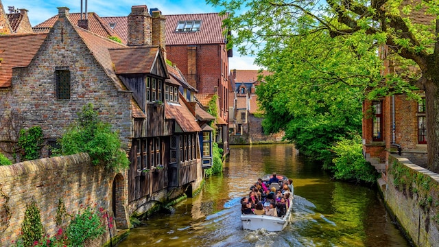 En barco por los canales de Brujas, Flandes, Bélgica