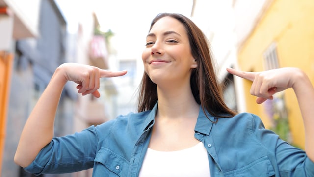 mujer orgullosa señalándose a sí misma con actitud arrogante
