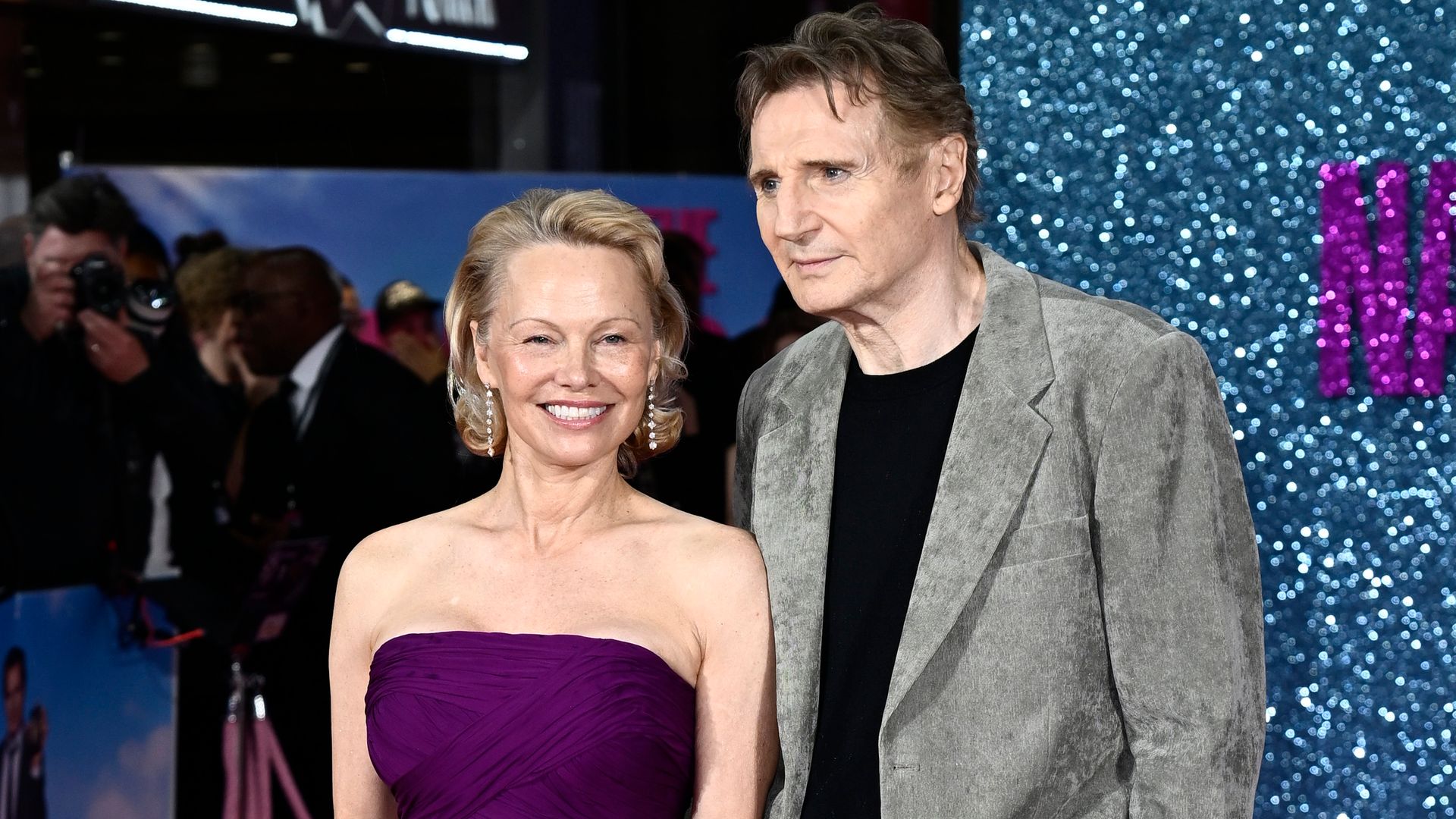 Pamela Anderson conquista a los amigos de la esposa fallecida de Liam Neeson, Natasha Richardson