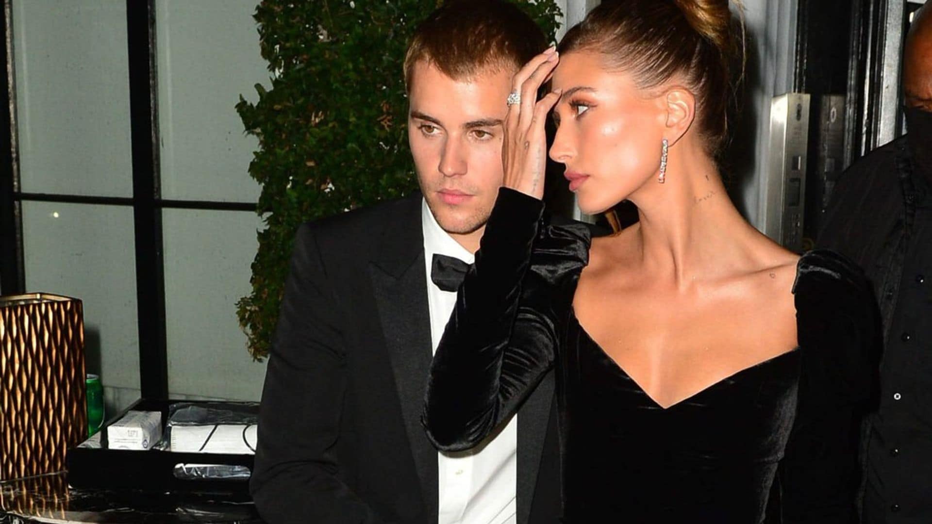Justin Bieber al descubierto… ¡no puede quitar las manos de su impresionante mujer!
