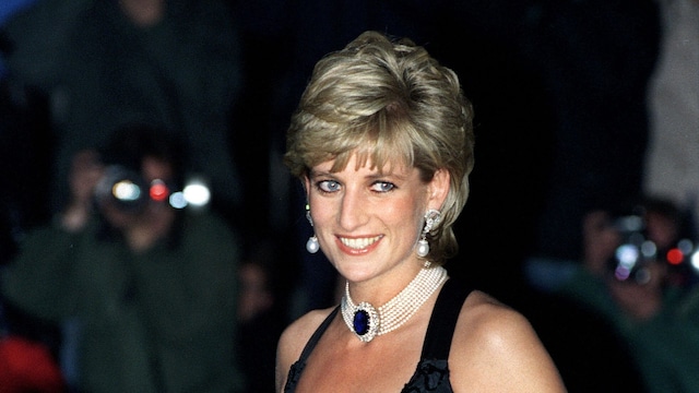 Plano medio de Diana de Gales en una gala benéfica para investigación en cáncer 