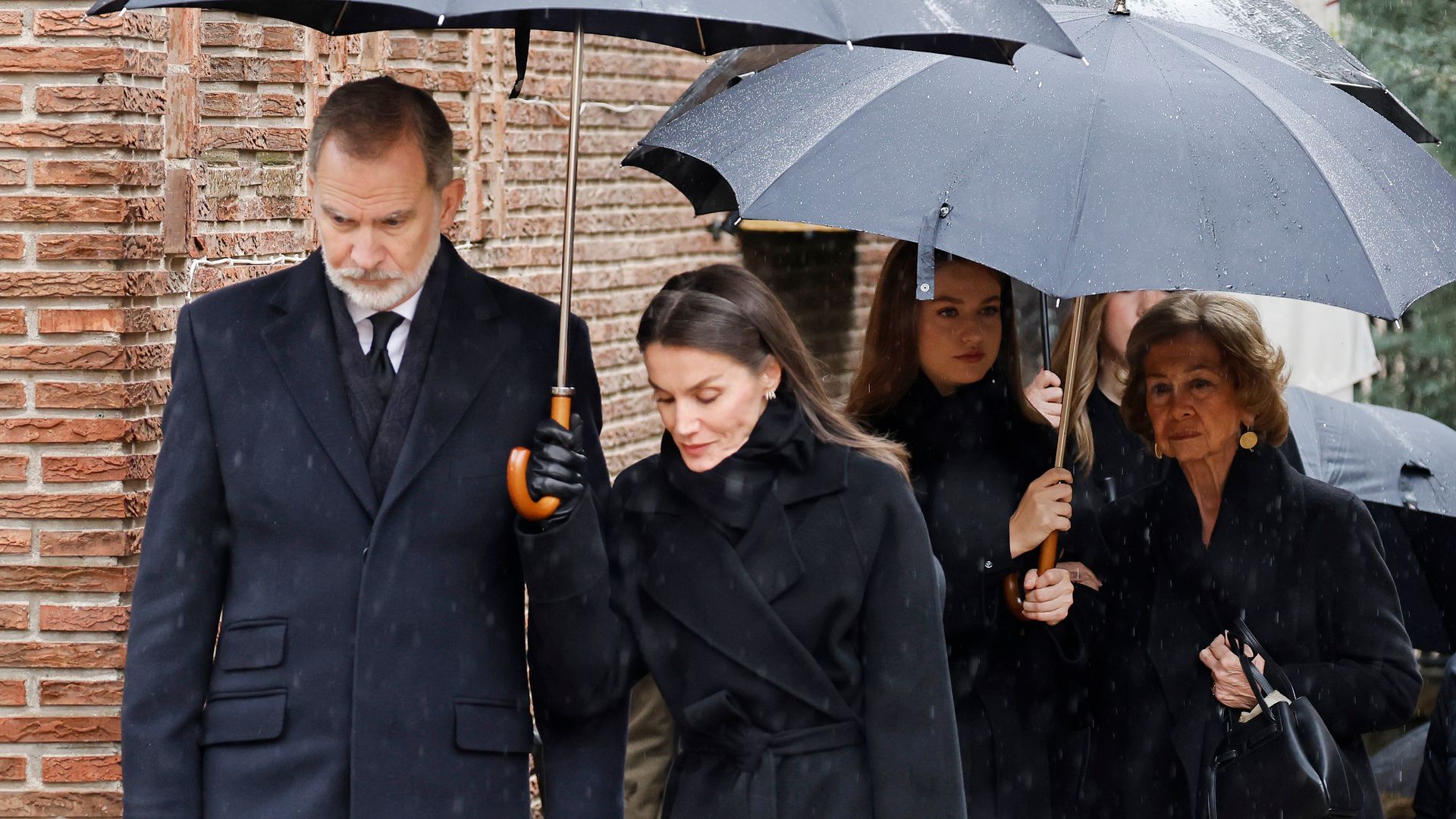 Los Reyes Don Felipe y Doña Letizia, La Reina Doña Sofía junto a sus nietas, la Princesa Leonor y la Infanta Sofía, llegan a la catedral Ortodoxa Griega de San Andrés y San Demetrio para asistir al responso por Su Alteza Real la Princesa Irene de Grecia, a 17 de enero de 2026, en Madrid