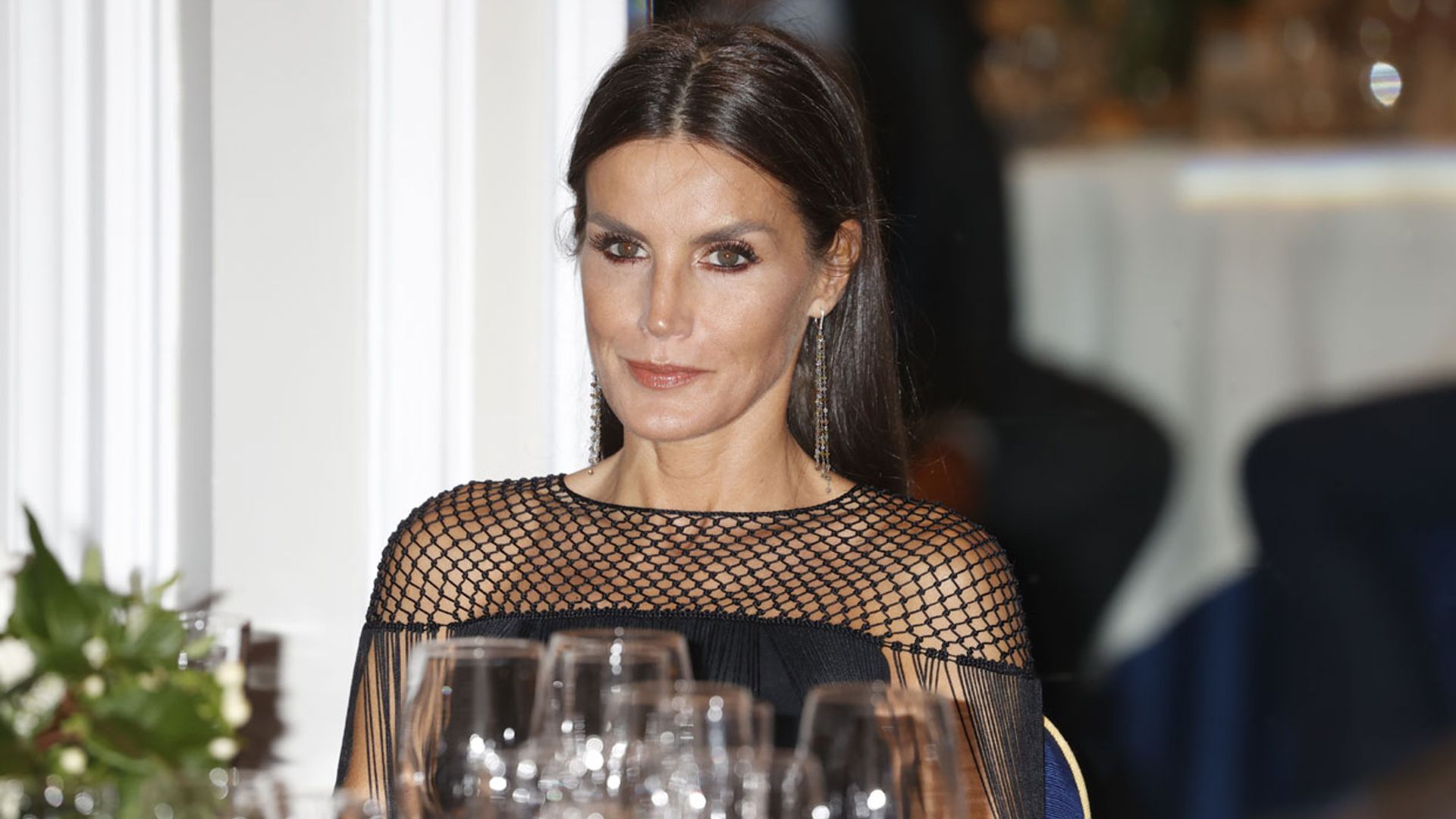 Doña Letizia rescata el impactante vestido del escote rejilla que fascinó a Penélope Cruz