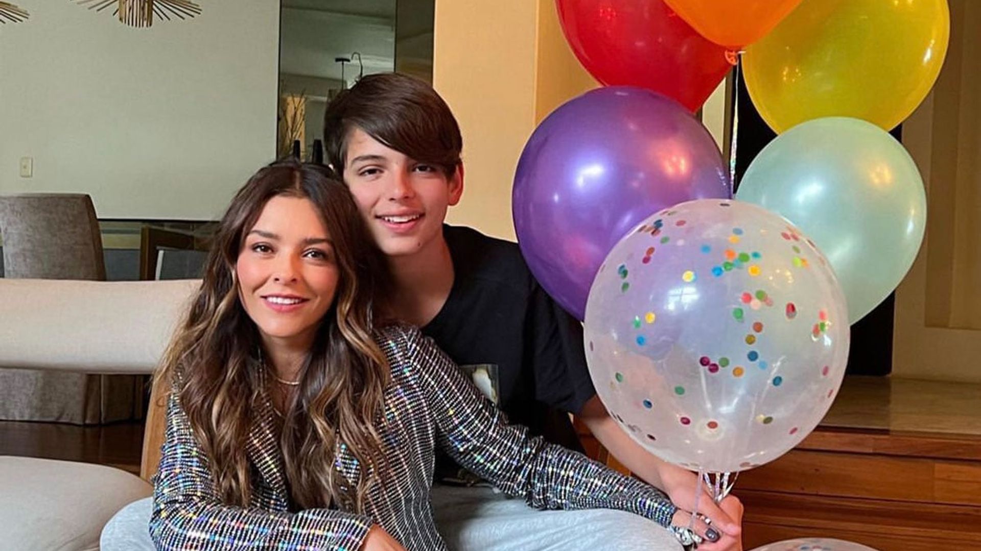 Santino sorprende a su mamá, Grettell Valdez, en su cumpleaños