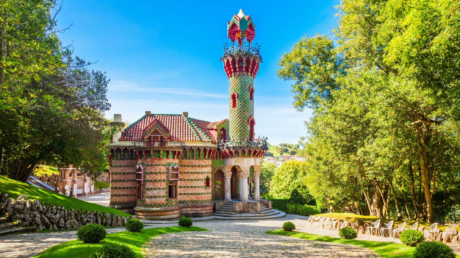 Cantabria guarda el capricho más provocador de Gaudí, te lo descubrimos en el año de su centenario