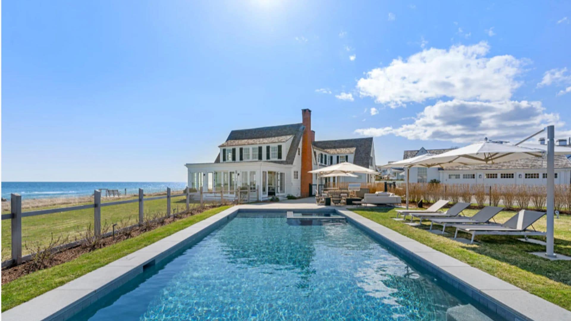 Casa Taylor Swift en la playa, con piscina, zona de sombrillas y hamacas