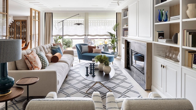 Salón con mueble con puertas correderas que ocultan la tv.
