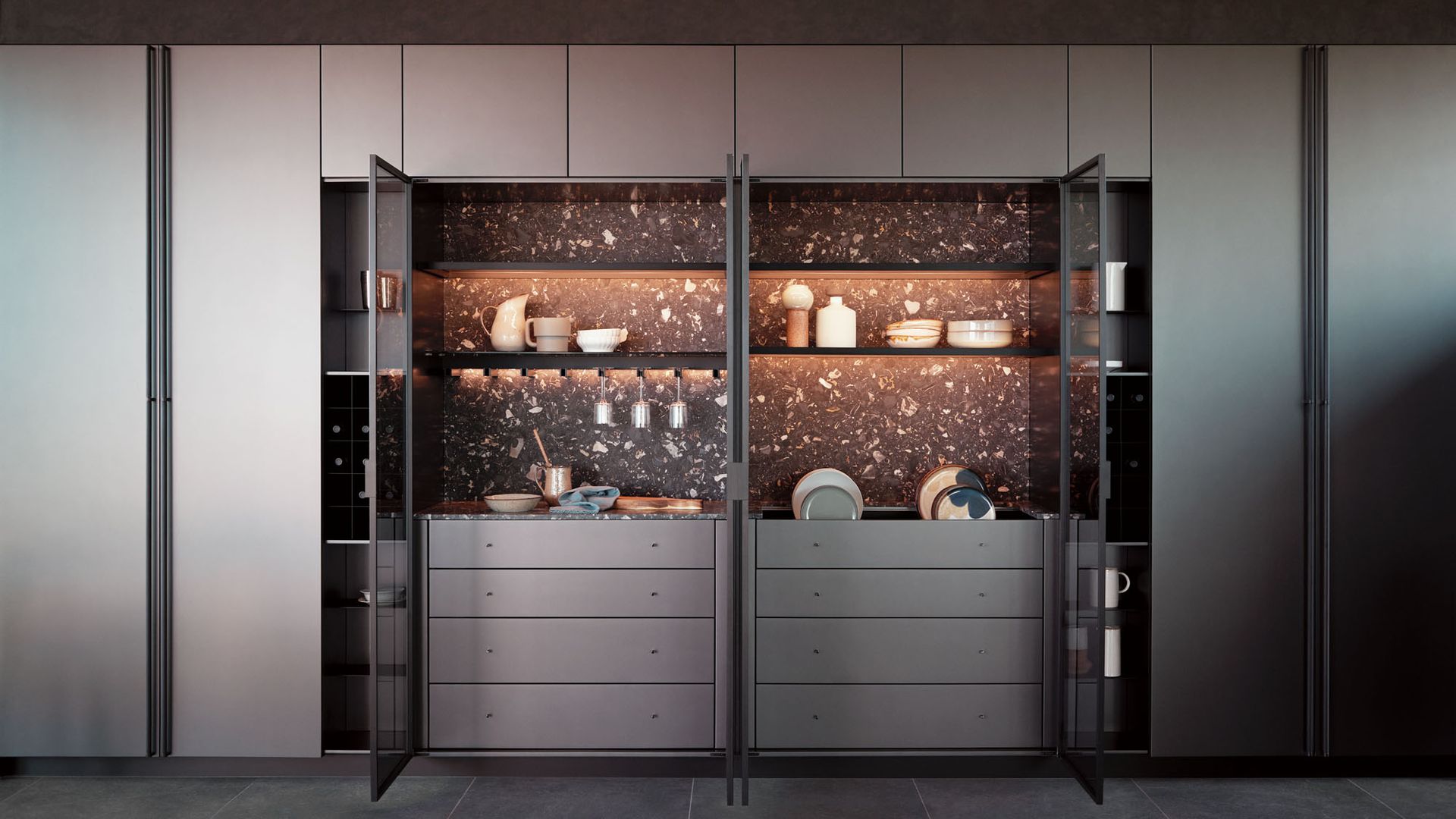 Armario de cocina con módulos centrales con puertas de cristal y cajones y laterales ciegos con puertas de color gris oscuro 