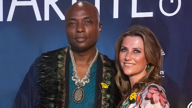 El chamán Durek Verrett con su esposa, la princesa Martha Luisa de Noruega.