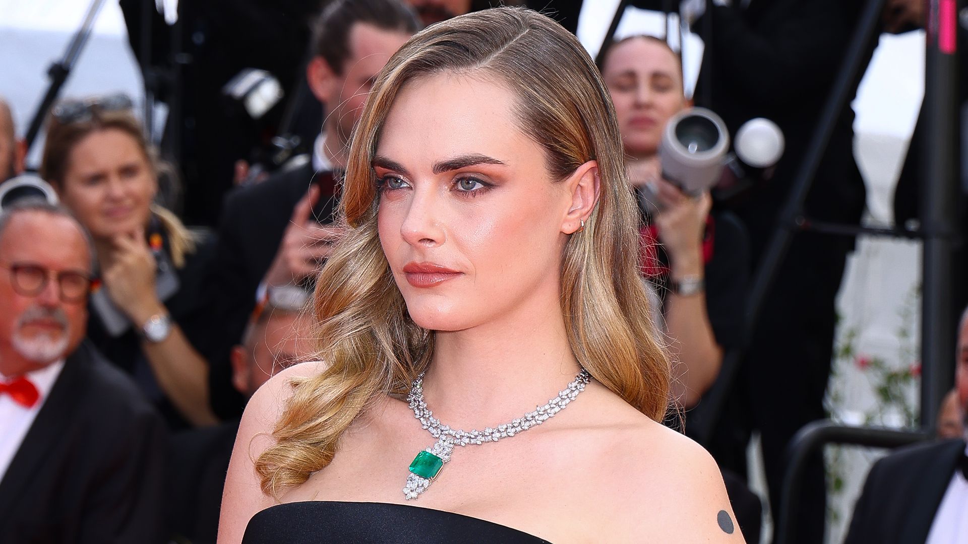 Cara Delevingne luce casi irreconocible en Cannes con cabello oscuro y microfleco