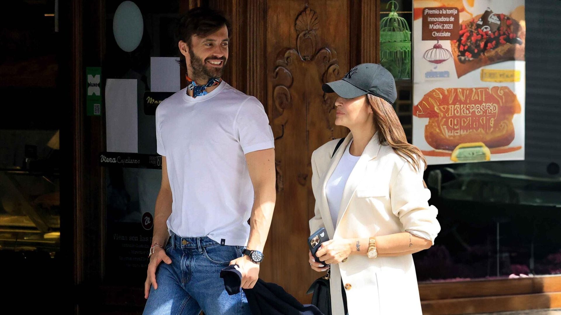 En ¡HOLA!, Vicky Martín Berrocal y Enrique Solís: la prueba definitiva de que esta pareja de moda y éxito ya no esconde su relación