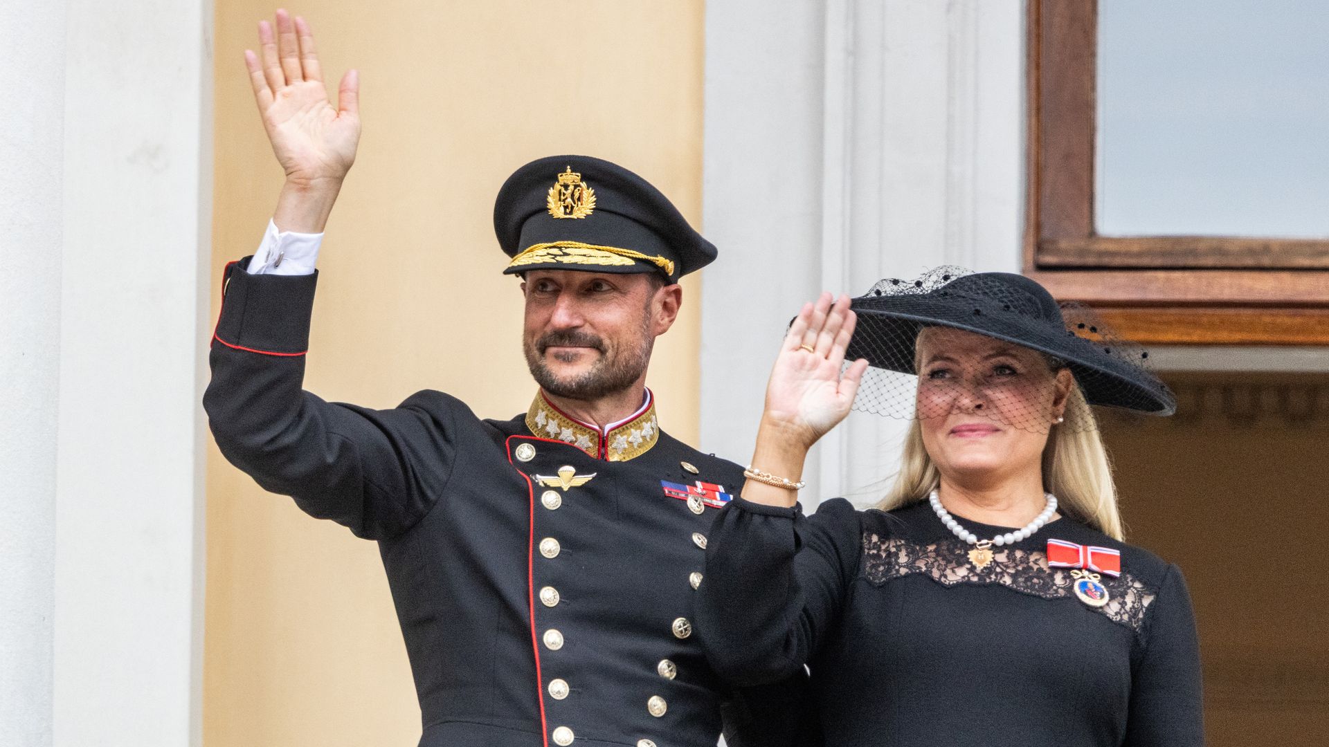 Haakon VIII y Mette-Marit conquistan el balcón de Palacio en su primer día como Reyes: lágrimas y una ovación para la nueva Corona noruega