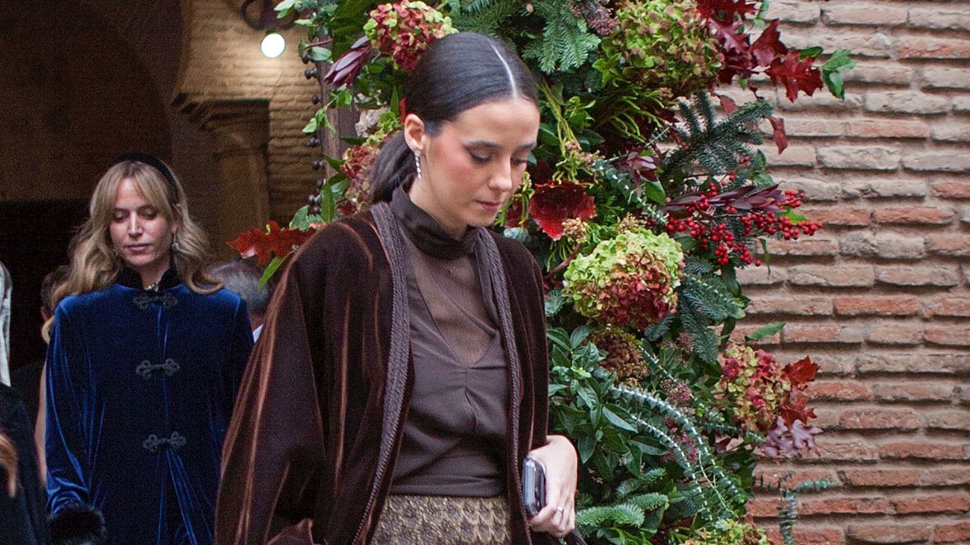 Victoria Federica, la invitada mejor vestida en una espectacular boda en Toledo con su abrigo de terciopelo marrón chocolate