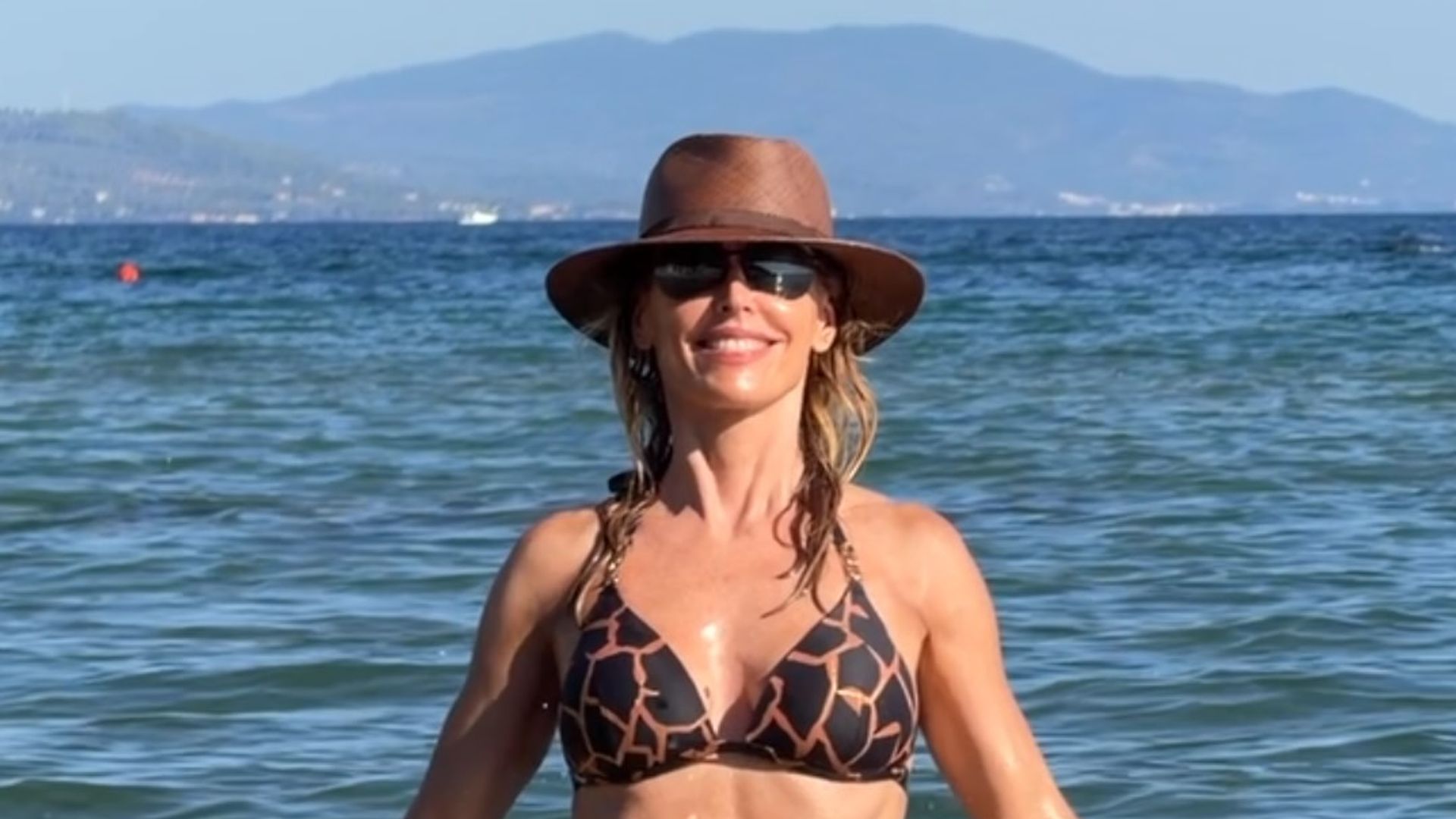 Emma García, espectacular en bikini a los 53 años