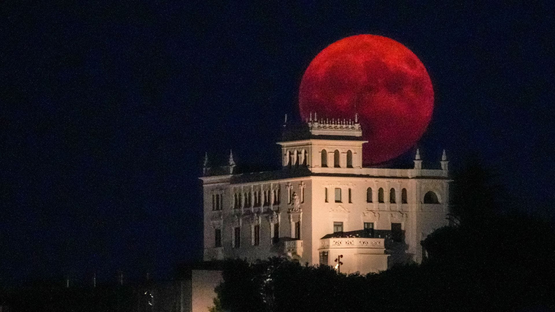 En imágenes: entre las perseidas y las superlunas, los cielos de agosto se superan a sí mismos