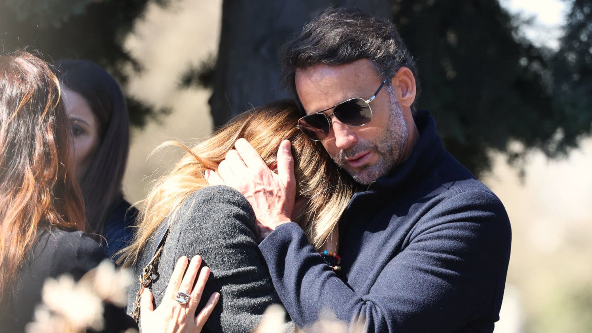 Las imágenes que demuestran que Álvaro Muñoz Escassi es para Lara Dibildos un gran apoyo y un hombro sobre el que llorar