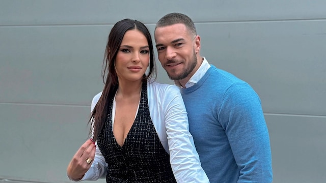 Plano medio de Marta Peñate y Tony Spina posando juntos