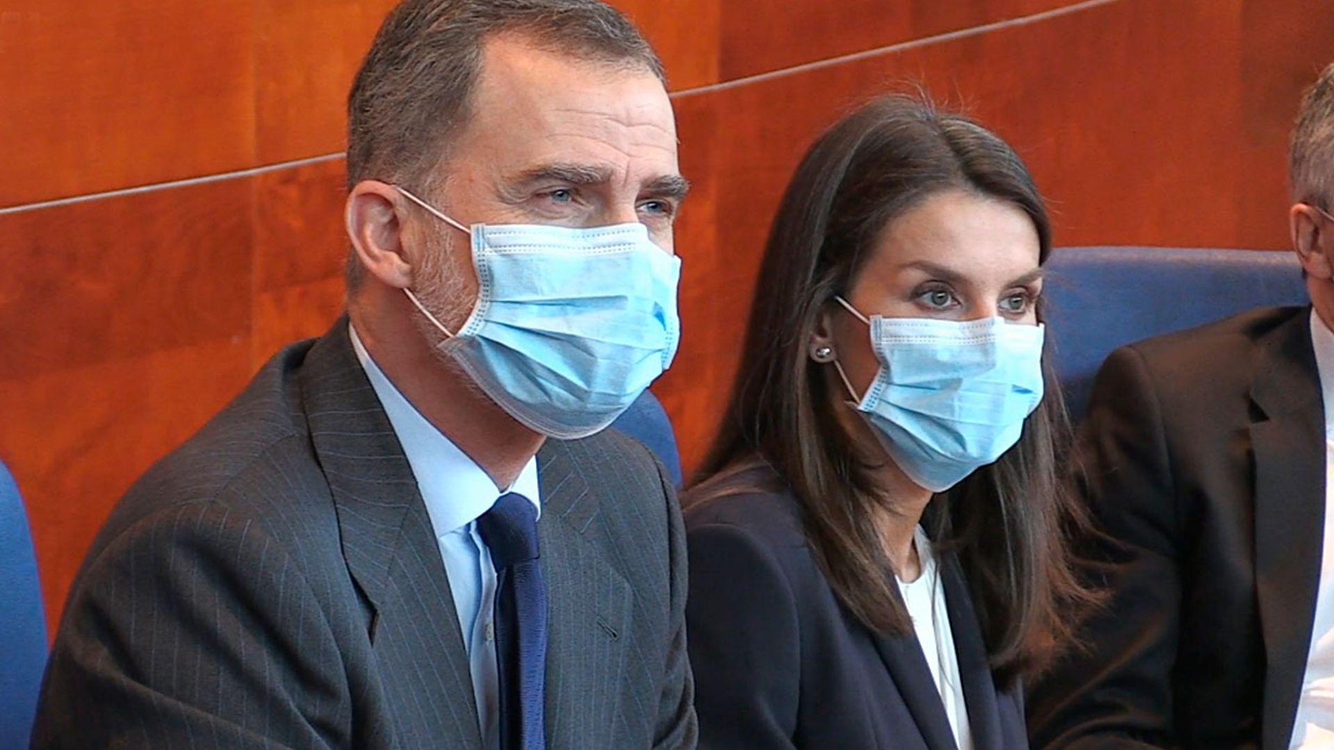 La reina Letizia sale de palacio con don Felipe por primera vez desde que se inició el confinamiento