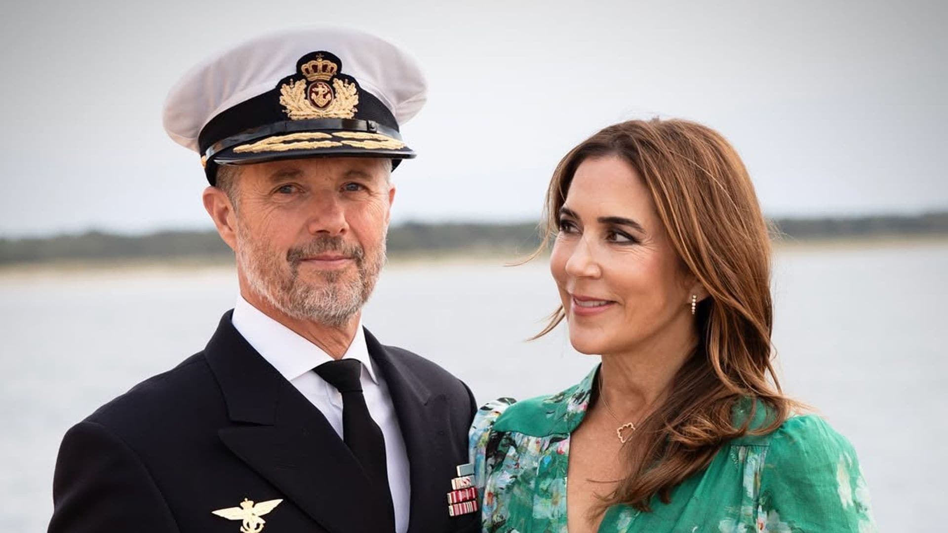 Todos los looks de Mary de Dinamarca en su viaje en el yate real: flores, zapatos cómodos y muchas referencias al mundo naval