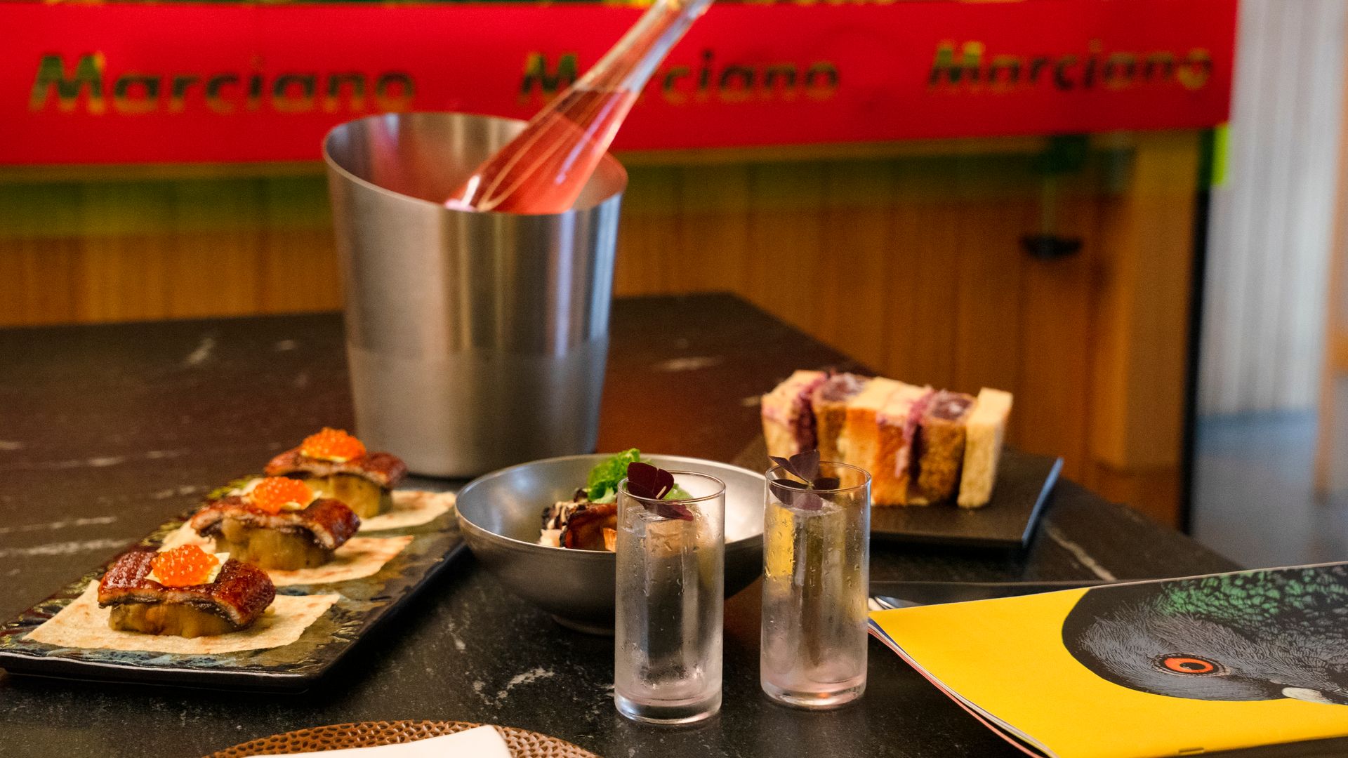Mesa con platos, vino y cócteles