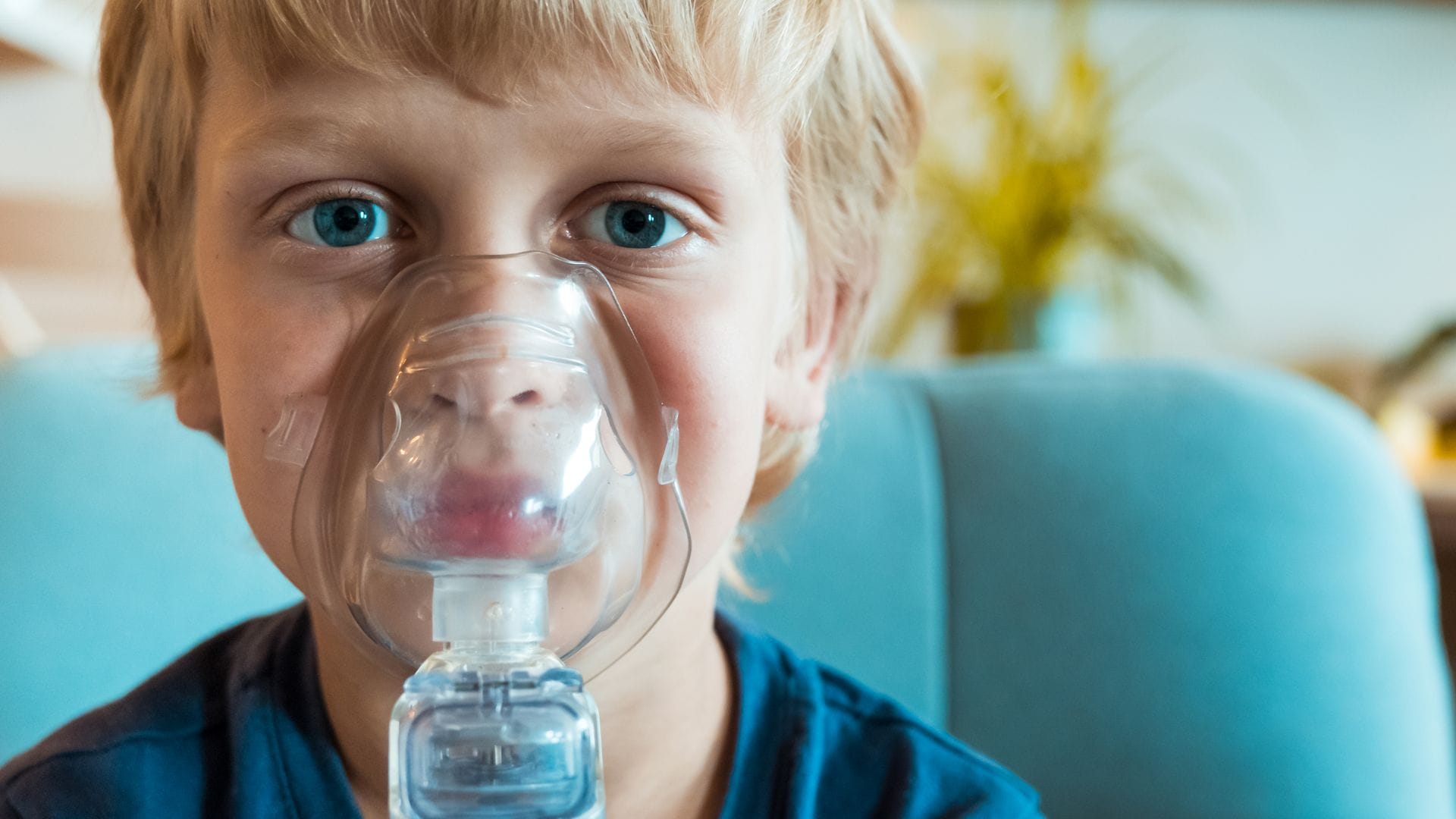 Niño con mascarilla de oxígeno