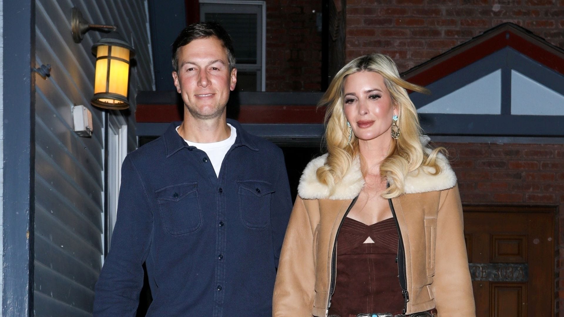 Ivanka Trump conquista Aspen junto a su marido Jared Kushner con un look de aires 'cowboy' de vestido en ante y botas altas