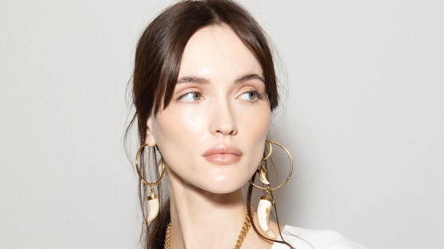 Una modelo en el backstage del desfile de Luisa Spagnoli en Milán
