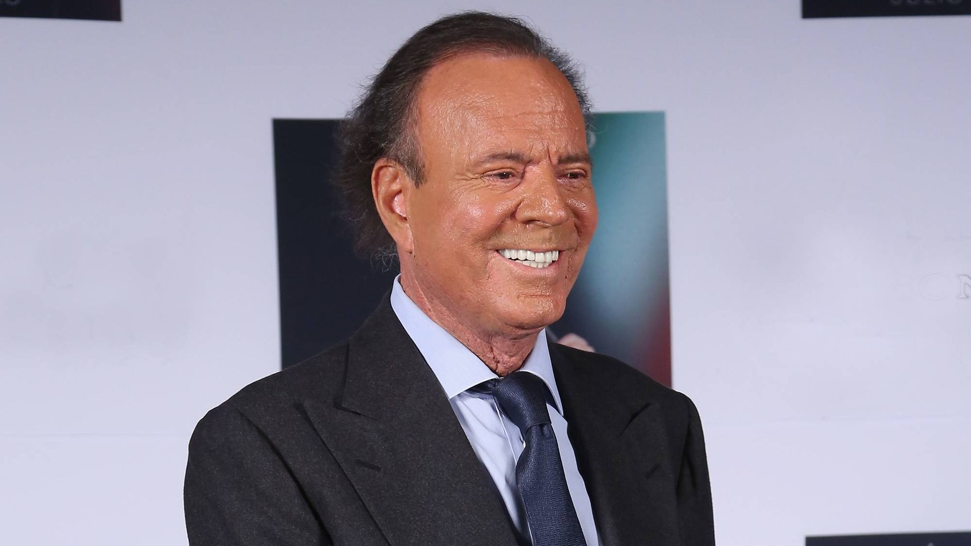 Julio Iglesias le envía un mensaje de apoyo a Raphael: ‘Un campeón tan grande puede con todo’