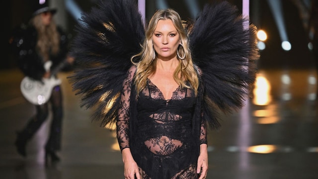 Plano medio de Kate Moss desfilando para Victoria's Secret
