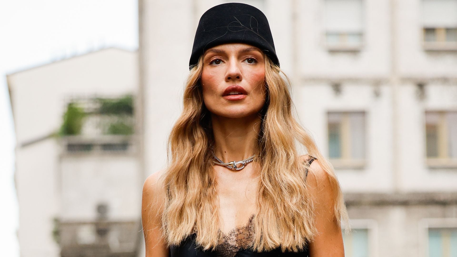 Viky Rader con sombrero y top lencero en la Semana de la Moda de Milán