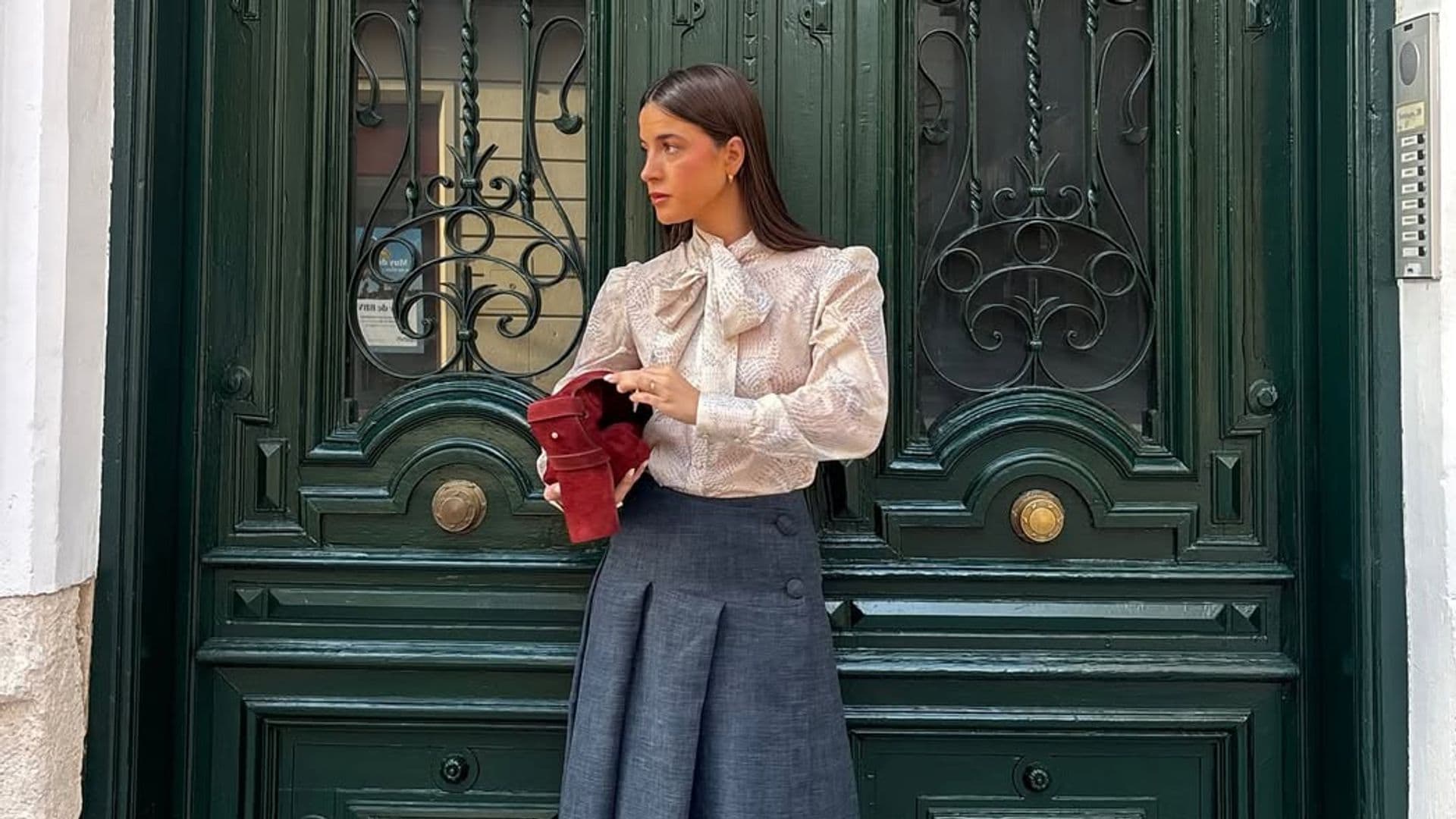 La camisa que triunfa entre las andaluzas y conquista a las royals no es básica ni excesiva