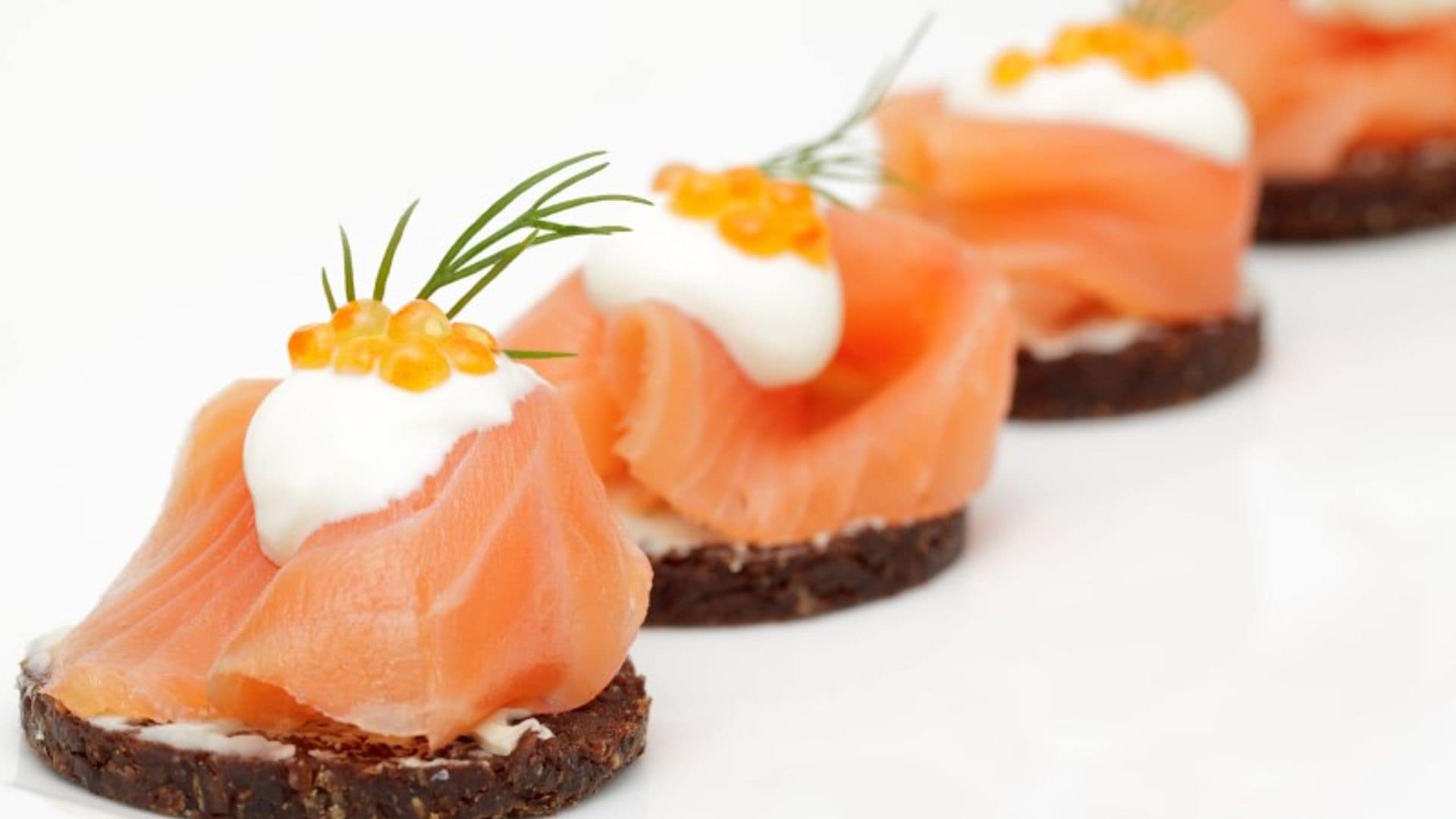 Rosas de salmón noruego ahumado con crema fresca
