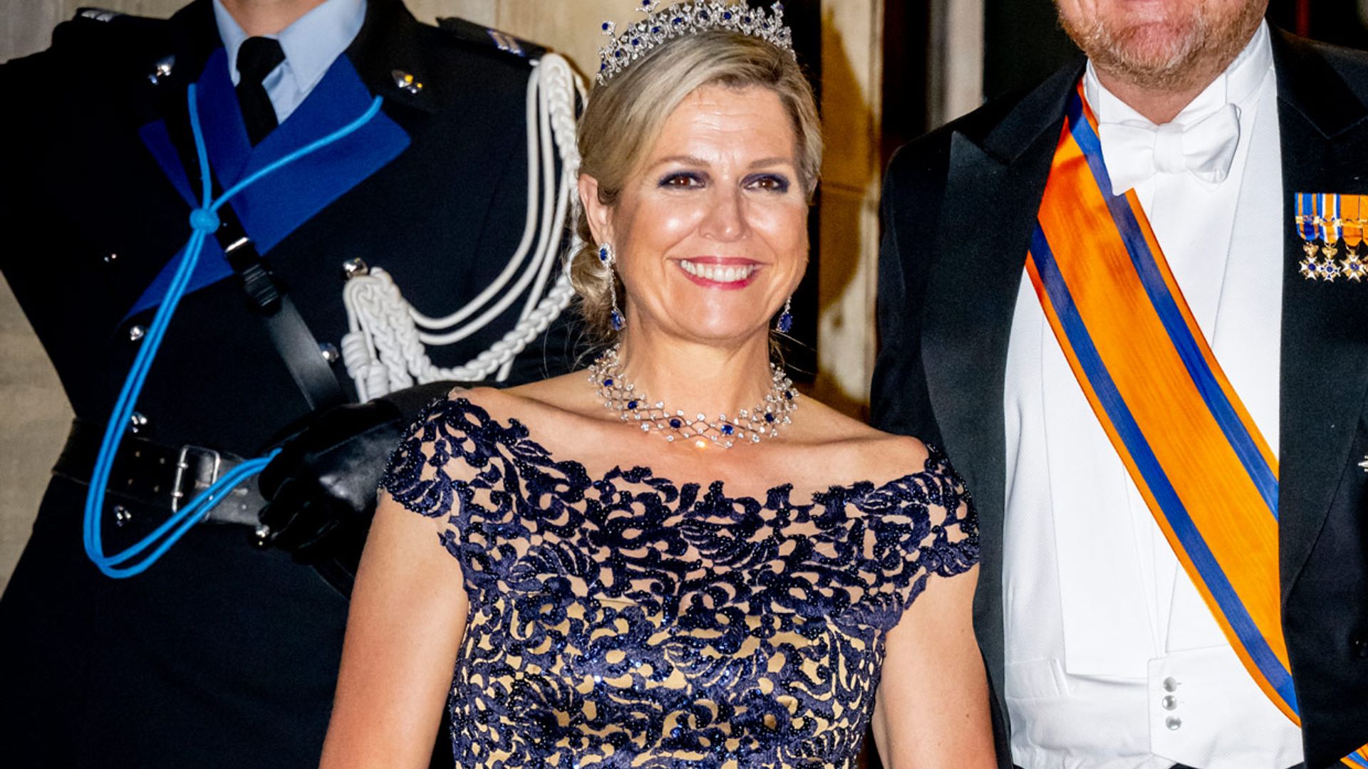 Máxima impacta con su look de gala trampantojo y una espectacular tiara transformable