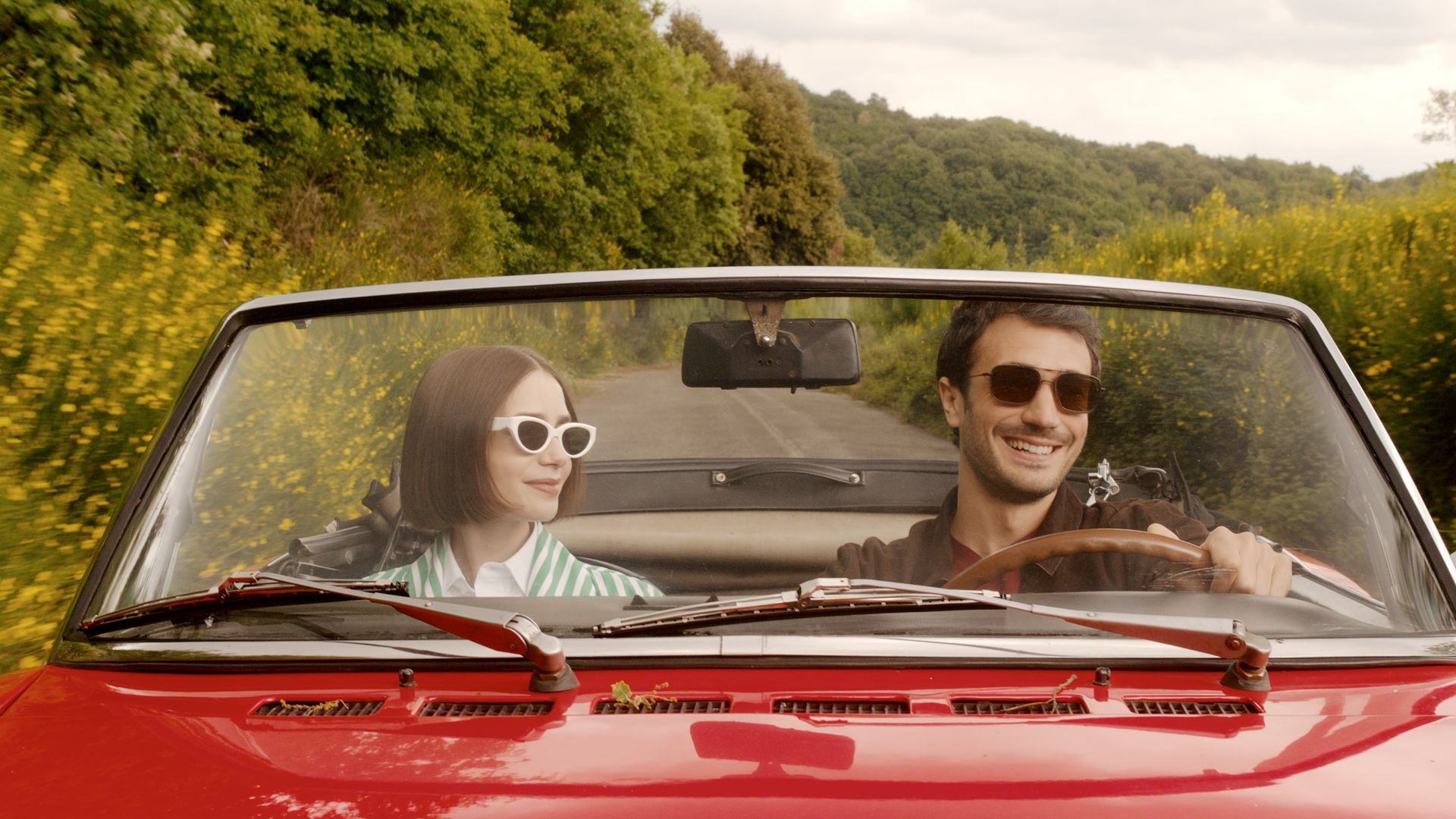 Lily Collins como Emily y Eugenio Franceschini como Marcello en Emily en Paris.